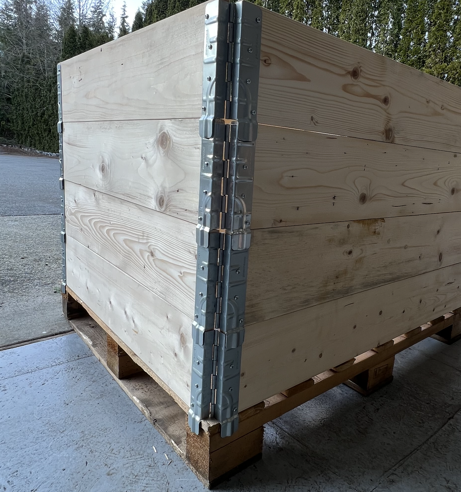 48 x 40 standard size spf wood board pallet collars stacked on top of a pallet using durable metal hinges